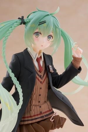 HATSUNE MIKU: ESTATUA HATSUNE MIKU FASHION PREPPY VER. 18 CM PVC [CAJA] | Akira Comics  - libreria donde comprar comics, juegos y libros online