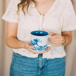 HOKUSAI: TAZA LA GRAN OLA 350 ML (CERAMICA) [CAJA] | Akira Comics  - libreria donde comprar comics, juegos y libros online