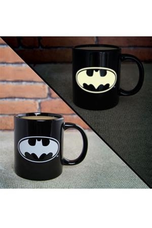 BATMAN: LOGO GLOW IN THE DARK MUG (TAZA QUE BRILLA EN LA OSCURIDAD) [CAJA] | Akira Comics  - libreria donde comprar comics, juegos y libros online